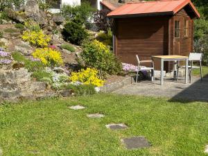 a garden with a table and a cabin at Ferienhaus am Schloss in Tittling