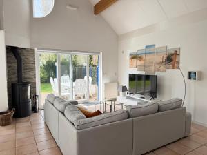 a living room with a couch and a flat screen tv at Ooghduyne 89 in Julianadorp