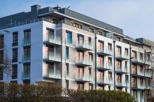 un condominio con balconi sui lati di APT Nadmorskie - Solne a Kołobrzeg