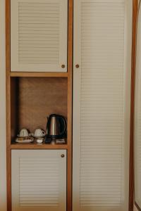 a closet with white blinds in a kitchen at Alaçatı Lotus Bahçe in Alaçatı