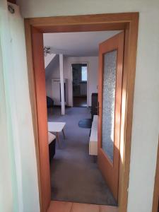 ein Blick durch eine Tür in einen Raum in der Unterkunft Brendle in Sankt Johann