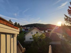 Blick auf eine Stadt mit der Sonne im Hintergrund in der Unterkunft Brendle in Sankt Johann
