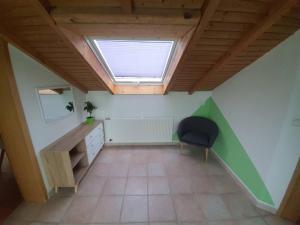 ein Dachzimmer mit Dachfenster, Schreibtisch und Stuhl in der Unterkunft Brendle in Sankt Johann + 2 Fotos
