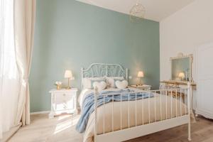 a bedroom with a bed with blue walls at Le Case di Sonia Maison Mami' in Fucecchio