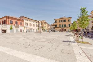 an empty street in a town with buildings at Le Case di Sonia Maison Mami' in Fucecchio