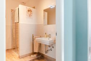 a bathroom with a sink and a shower at Le Case di Sonia Maison Mami' in Fucecchio