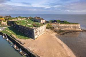 an aerial view of a castle and a beach at Location Oléron centre La Cotinière in Saint-Pierre-dʼOléron