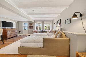 a bedroom with two beds and a couch at Stutenhof-EG-Wohnung-3 in Keitum