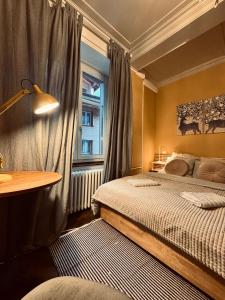 a bedroom with a bed and a desk and a window at Atemberaubende Ferienwohnung direkt am See in Brienz