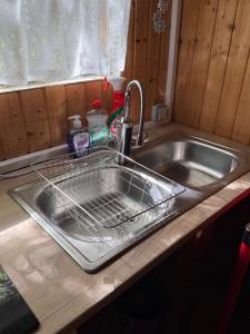 a kitchen sink with a dish rack in it at Campingurlaub mit Blick auf die Elbe in Pfaffendorf