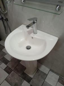 a white sink in a bathroom with a mirror at Ella Top Sky in Bandarawela