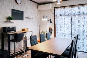 a dining room with a table and chairs at Nagoya kiyosu温もりの宿貸切一軒家駅近3分 in Nishi-biwajima