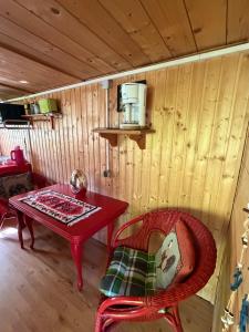 a room with a table and a red table and chairs at Campingurlaub mit Blick auf die Elbe in Pfaffendorf