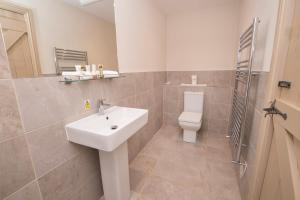 ein Badezimmer mit Waschbecken und Toilette in der Unterkunft Carlton Towers Estate - Stapleton Rooms & Parkgate Cottages in Carlton