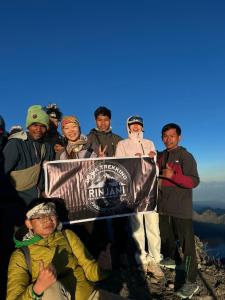 a group of people standing on top of a mountain at Pondok sunset inn in Senaru