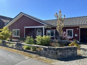 a house with a retaining wall in front of it at Kleine Weite-Das Schwedenhus in Landesbergen