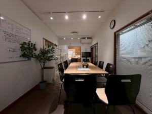 a meeting room with a table and chairs in an office at ura San Jose トリプルルーム in Okayama