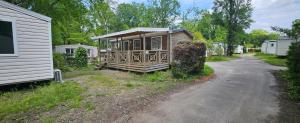 a small cabin in a yard next to a road at A 15 minutes de l'océan, Mimizan plage in Aureilhan