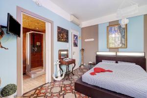 a bedroom with a bed and a bathroom at Sentieri in Levanto