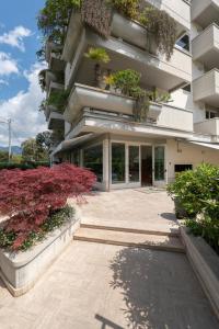 a building with plants on the side of it at Residence Verdeluna in Marina di Pietrasanta