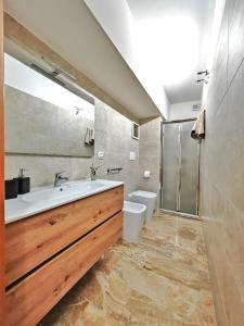 a bathroom with a tub and a toilet and a sink at Zio Achille in Gallipoli