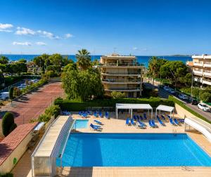 a swimming pool with lounge chairs and the ocean at Villa Bono Romantic Suite & Private Jacuzzi in Saint-Laurent-du-Var