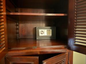 a small microwave in a cabinet in a room at Les chambres du Domaine Rollan de By in Bégadan