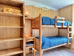 a room with bunk beds in a cabin at Chalet Rustico Bertolini per Gruppi! in Vermiglio