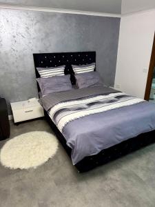 ein Schlafzimmer mit einem großen Bett und einem weißen Teppich in der Unterkunft La DeDe in Calafat