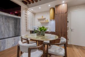 a dining room with a table and chairs at Ares Venice Bed & Relais in Venice