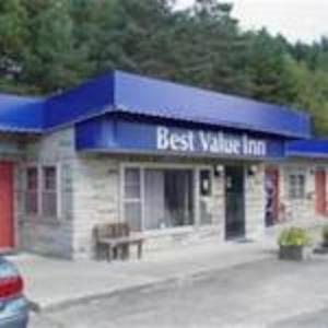 Best Inn في Wellsville: أفضل نزل لركوب الأمواج مع مقعد أمامه