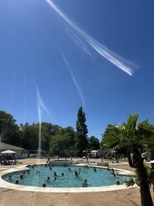 a group of people in a swimming pool at A 15 minutes de l'océan, Mimizan plage in Aureilhan