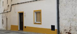 a building with a window on the side of it at Casa da Capinha Rota - Moura in Moura