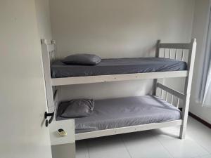 two bunk beds in a room next to a window at Apartamento 70 metros do mar in Florianópolis