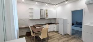 a kitchen and dining room with a table and chairs at Chez Romeo in Ravenna