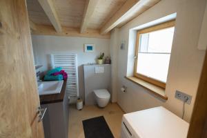 a small bathroom with a toilet and a window at Studio Apartment Lindennest in Waging am See