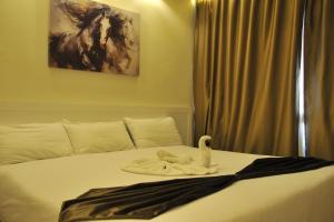 ein Schlafzimmer mit einem Bett, auf dem ein Schwan abgebildet ist in der Unterkunft Salma Hotel in Kairo