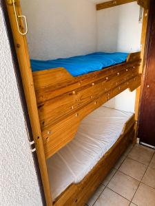 a pair of bunk beds in a room at Studio cosy Valras, plage à 20 m in Valras-Plage +1 photo