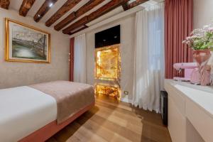 a hotel room with a bed and a window at Ares Venice Bed & Relais in Venice