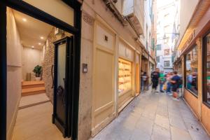 a narrow alley with people walking down the street at Ares Venice Bed & Relais in Venice