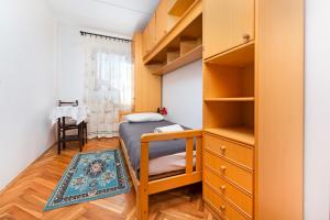 a small bedroom with a bunk bed and a desk at Enjoy & Relax Da Elvia in Rovinj