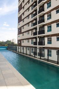 a building with a pool of water next to a building at Opus Gyro Vaca Brava Studio Luxo e Aconchego in Goiânia