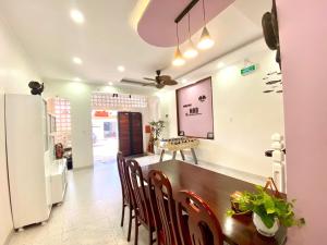 a dining room with a table and chairs at Homestay NAD nguyên căn tại Phan Thiết in Ấp Sung Xuân