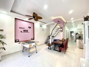 a living room with a table and a ceiling fan at Homestay NAD nguyên căn tại Phan Thiết in Ấp Sung Xuân