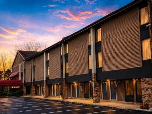 an empty parking lot in front of a building at The View Inn & Suites Bethlehem / Allentown / Lehigh Airport in Bethlehem