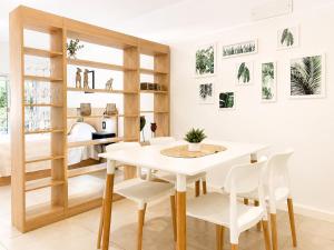 a dining room with a white table and white chairs at Lezama Park in Buenos Aires