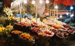 a market filled with lots of different types of flowers at Van Hoa Boutique Hotel in Hanoi