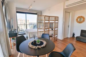 a living room with a table and chairs and a bedroom at Just 100 meters from Shopping del Sol in Asunción