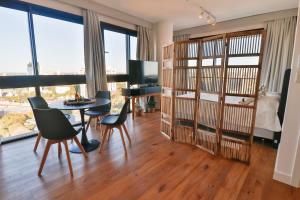 a living room with a table and chairs and a bedroom at Just 100 meters from Shopping del Sol in Asunción