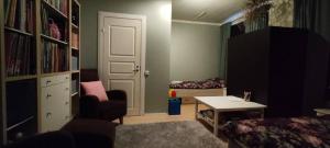 a room with a bedroom with a bed and a desk at Nummen Goto, kivenheitto torilta in Rauma
